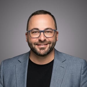 un portrait de Steve Nadon chez Communications Pomerleau